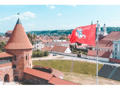 Lietuvos istorinė vėliava prie Kauno pilies